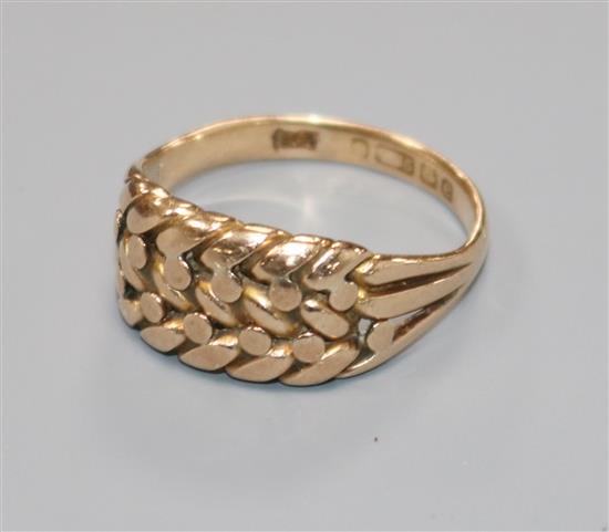 A 9ct gold woven ring, size R/S.